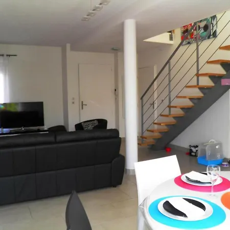 Moderne 4 Pieces A 800m De La Avec Climatisation Et Parking - Fr-1-338-31 Villa *